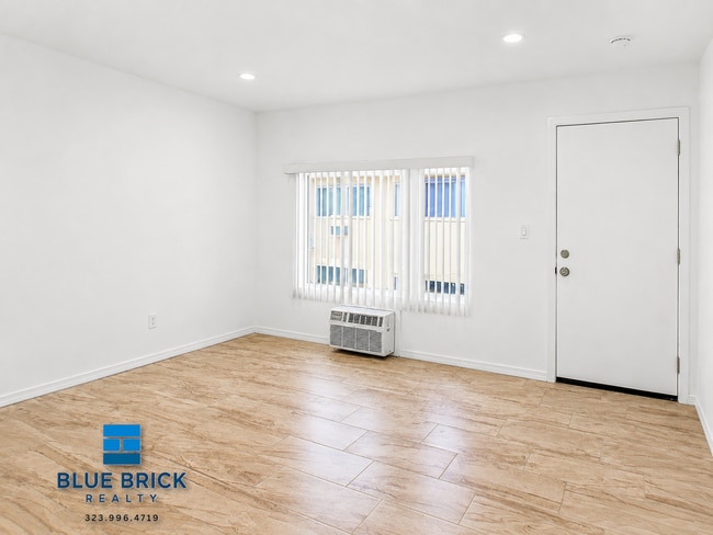 Building Photo - 5942 N Tujunga Ave