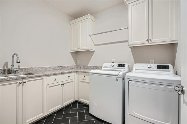 Building Photo - 555 E Wesley Rd NE