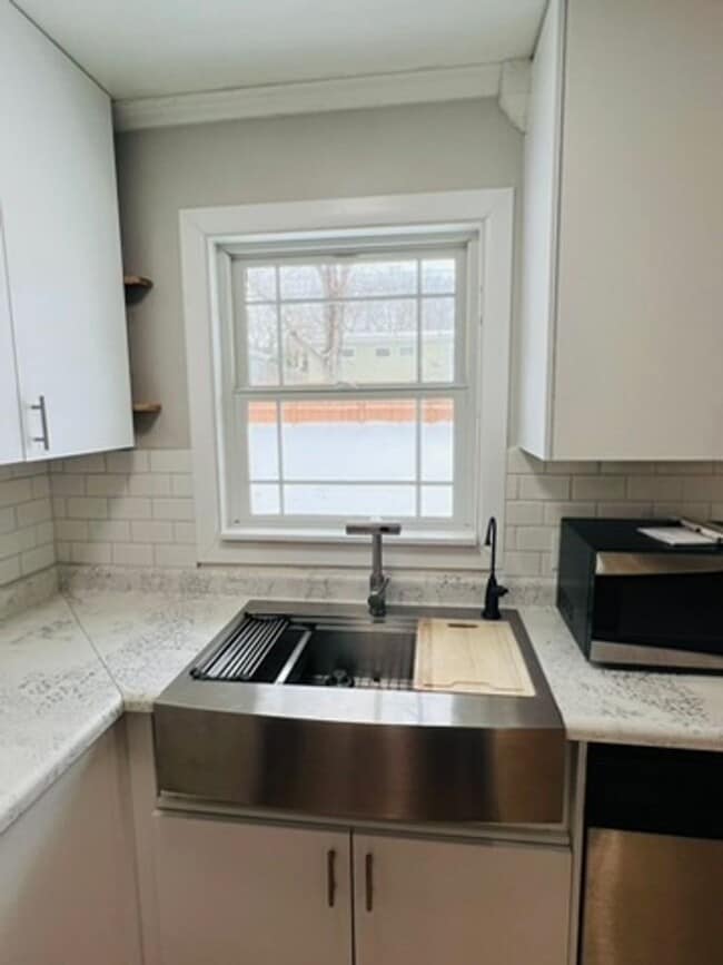 Building Photo - Charming 3 Bedroom Home