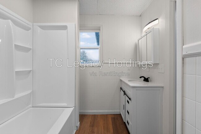Building Photo - 502 Cottage Ave