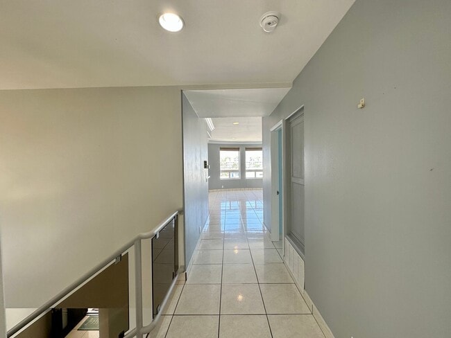 Building Photo - 4053 Sunset Ln