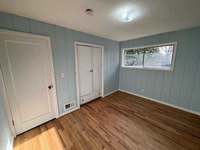 Building Photo - 3 Bedroom / 1 Bathroom Single Level Portland Home