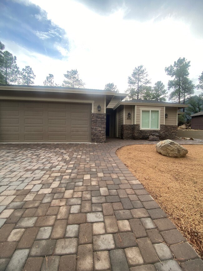 Building Photo - 826 Hemlock Ave