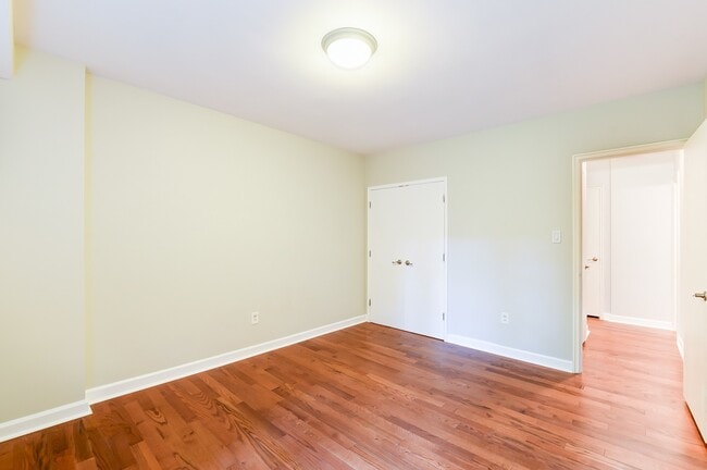 Building Photo - Spacious 2 Bedroom, 2 bath condo. Enjoy be...