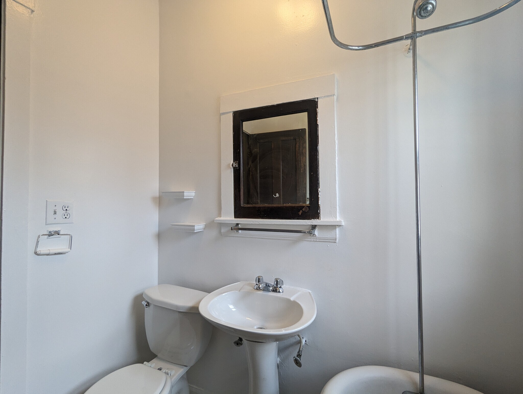 Building Photo - 812 W Waveland Ave