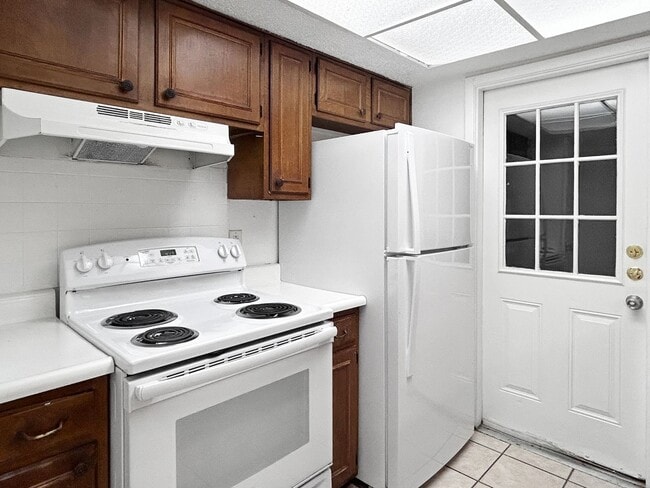 Building Photo - Corner-lot Home / 1.5 Bathroom Home