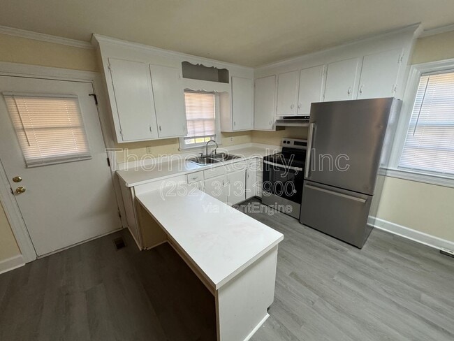 Building Photo - 3924 Sunset Ave