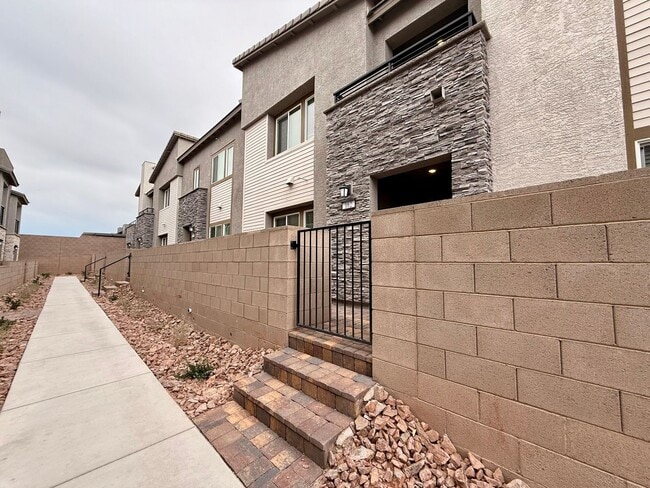 Building Photo - BRAND NEW 3 BED 2.5 BATH 2 BALCONY 2 CAR GARAGE TOWNHOUSE IN HENDERSON FOR RENT!!