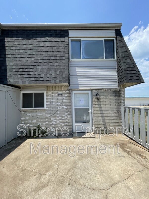 Building Photo - 202 Jason Dr