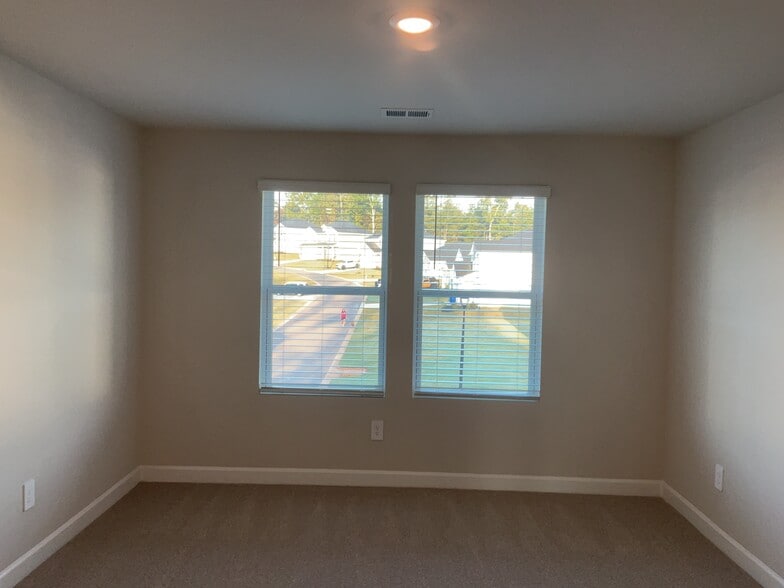 Building Photo - 300 Granby Trl