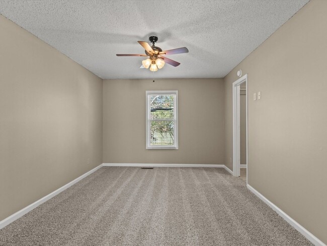 Building Photo - Large lot and close to town.