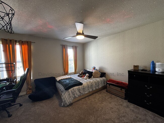 Building Photo - Stunning 3 Bedroom Townhouse Located in No...