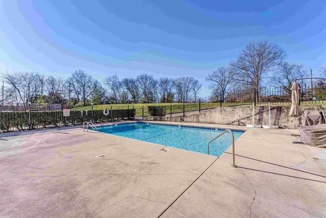 Building Photo - 523 N Bertrand St