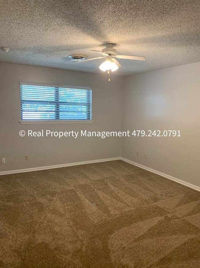 Building Photo - RENT READY! Charming 3 bed 2 bath home in the Eastside of Fort Smith!