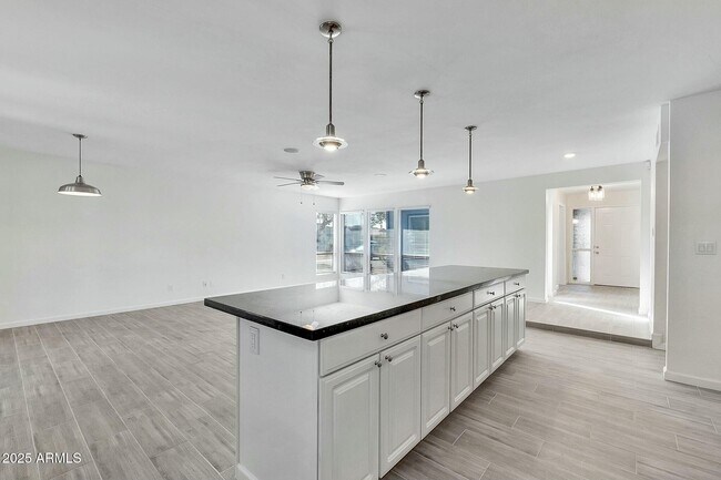 Building Photo - 3922 E Dahlia Dr