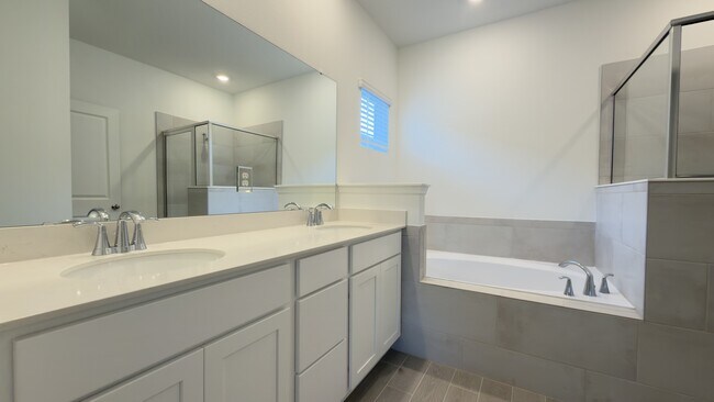 Building Photo - 9230 Country House Dr