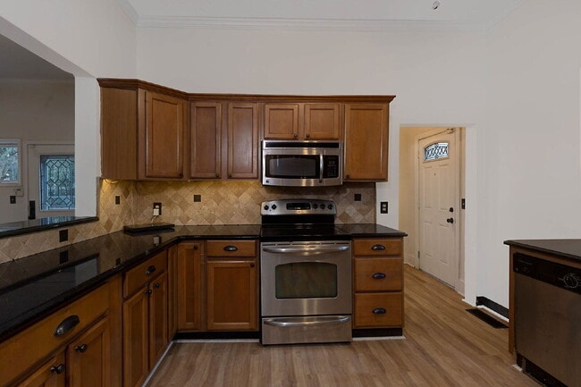 Building Photo - Stunning Renovated 4-Bedroom Home in Lakebottom with Screened Porch & Prime Location Near Fort Mo...