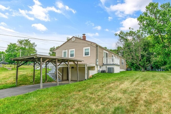 Building Photo - 3 Bed/2 Bath.  Pet Friendly. Large Yard. No Security Deposit