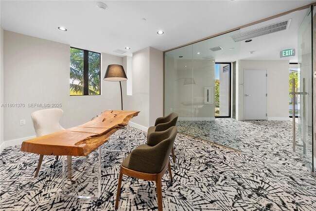 Building Photo - 701 Valencia Ave