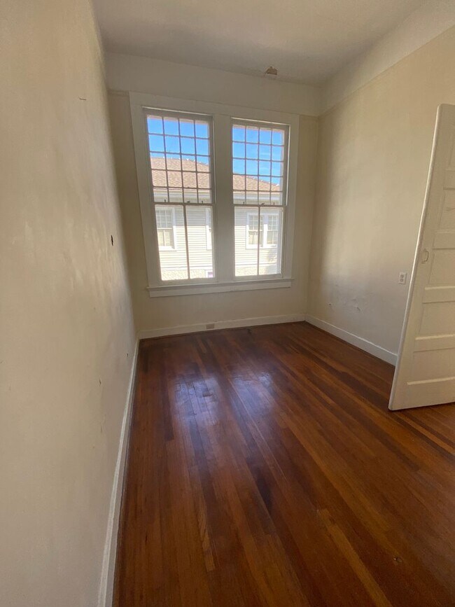 Building Photo - 2BD/1BA with natural light, hardwood floors, off street parking STEPS from Campus