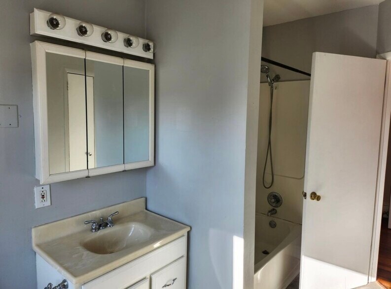 Building Photo - 163 Sumac St