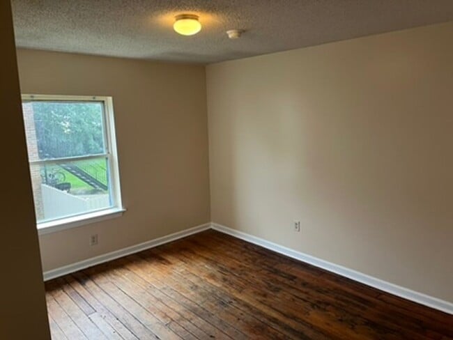 Building Photo - Charming 4 Bedroom 2 bath apartment near d...