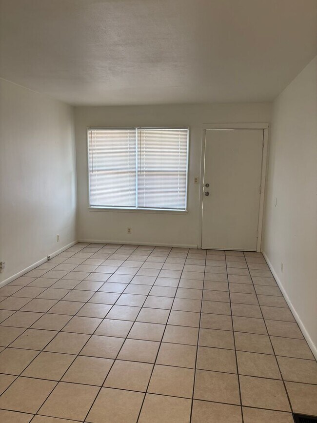 Building Photo - 2BR/1BA Updated Home – Vouchers Welcome!