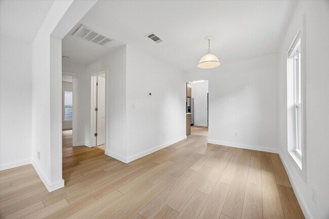 Building Photo - 3013 E 14th 1/2 St