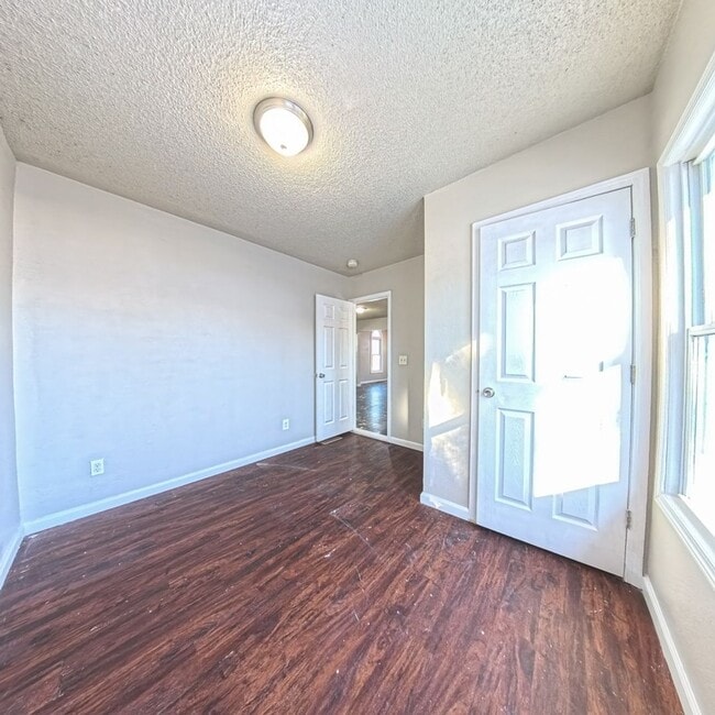 Building Photo - Spacious 2 Bedroom 2 Bath Home