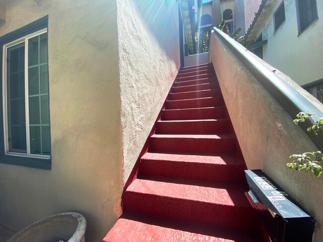 Building Photo - 1833 & 1839.5 Grace ave