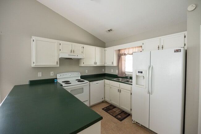 Building Photo - Charming 3 bedroom 2 bath ranch style home in Greensboro with covered front porch!