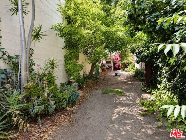 Building Photo - 1314 N HAYWORTH Ave