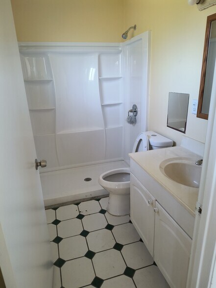 MASTER BATHROOM - 399 SE Oakridge Dr