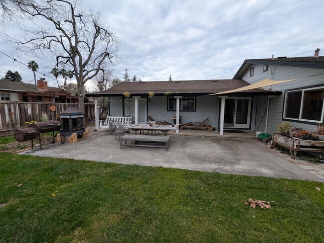 Building Photo - Spacious Upstairs Master Bedroom for Rent