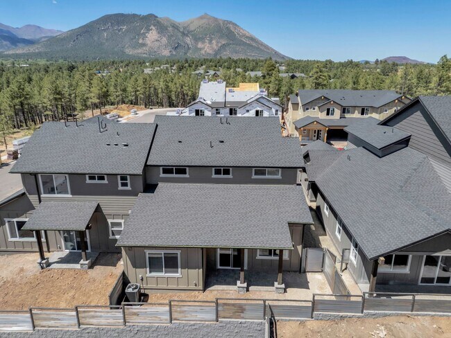 Building Photo - Gorgeous Flagstaff Property