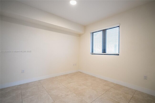 Building Photo - 1091 Galiano St