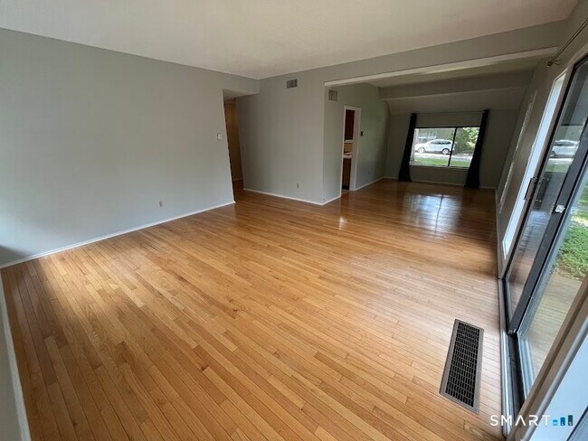 Building Photo - 302 Heritage Vlg