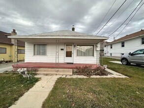 Building Photo - Cute Helper Rental