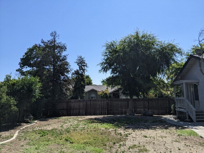 Building Photo - Nice 3 bedroom home, recently updated offe...