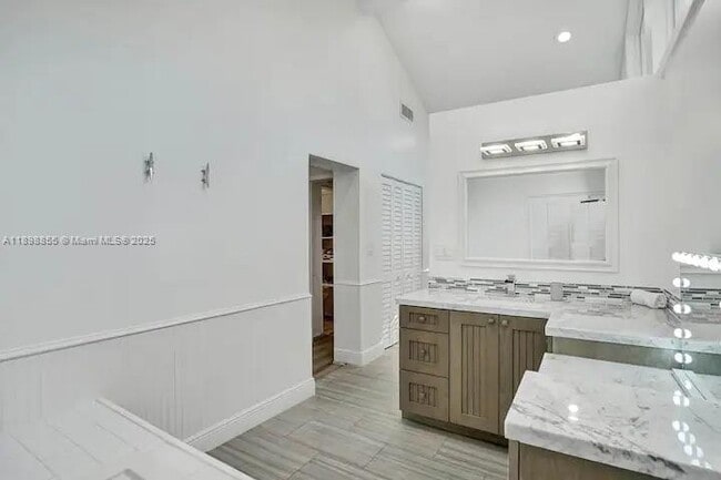 Building Photo - 2120 SW 28th Way