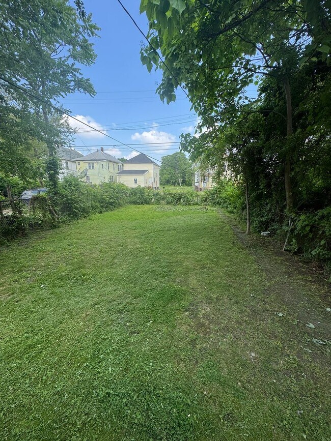 Building Photo - 4 Bedroom spacious Colonial, mins from Dow...