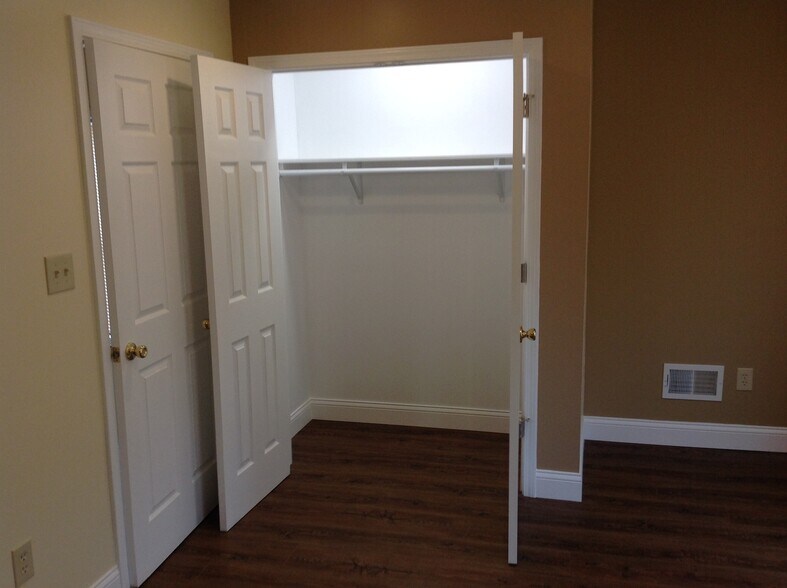 Large 4ft closet - 1947 E 124th Pl