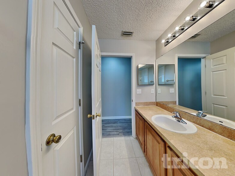 Building Photo - 2738 Ravine Hill Dr