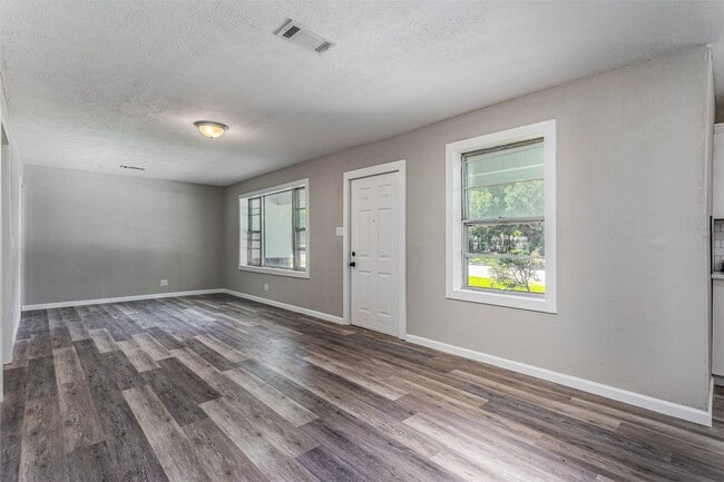 Building Photo - 608 W Lobit Ave