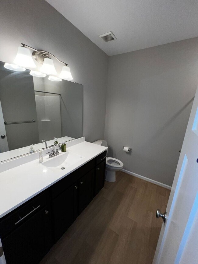 Building Photo - Modern Comfort & Style in a Prime Location...