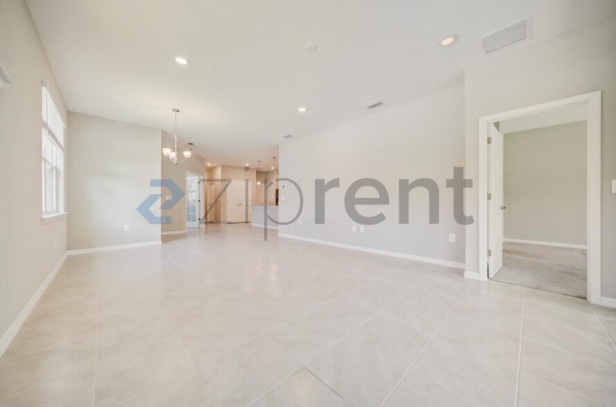 Building Photo - 1126 S Town and River Dr