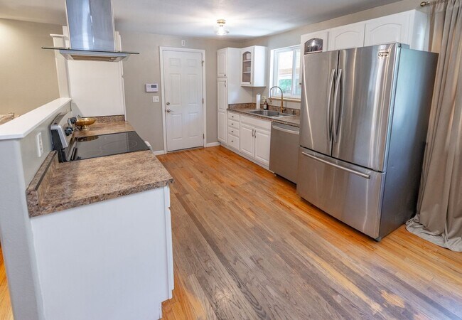 Building Photo - Amazing 3 bed/3 bath rental.  New Flooring!!  Solar Panels!!