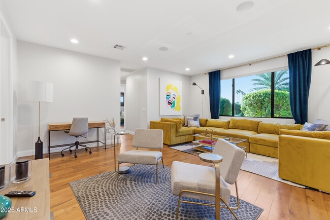 Building Photo - 4601 N Royal View Dr