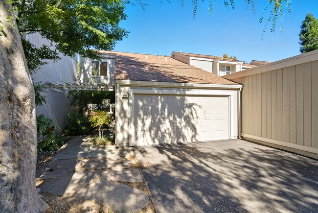 Building Photo - 209 Valley Oak Plaza