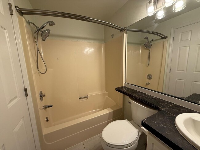 Building Photo - Two Bedroom Two Bathroom In Mountlake Terrace